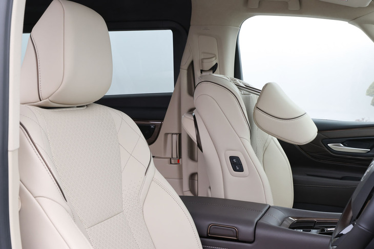 助手席には前方へ可倒するヘッドレストを採用。助手席サイドのスイッチを用いて前後スライドや背もたれの角度調整を行い、2列目シートの居住空間を広げることができる。