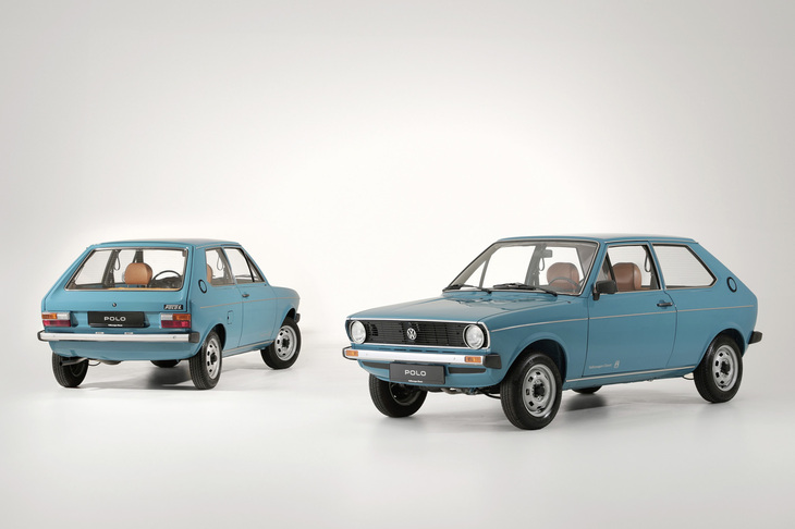 直線基調のシンプルな2ドアハッチバックモデルとして販売が開始された初代「ポロ」。デビュー当初は最高出力40PSの0.9リッターの直4エンジンを搭載していた。