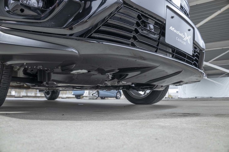 フロントバンパー下部には「エアロスロープ」（中央）と「エアロボトムフィン」が備わる。「フリード モデューロX」とは少し形が違うところが興味深い。