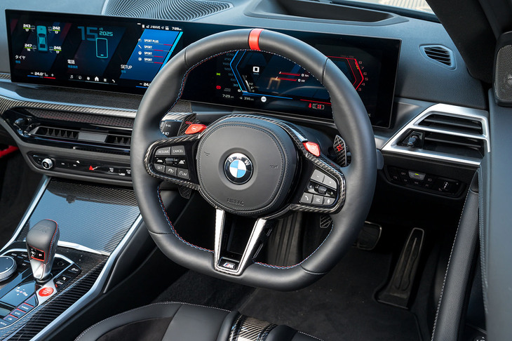 上の画面で設定した組み合わせをステアリングホイールの「M1」「M2」ボタンで呼び出せる仕組みだ。