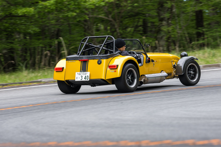 車検証によると、「セブン340」の前軸重は290kg、後軸重は300kg。前後重量配分はほぼ半々のようだ。