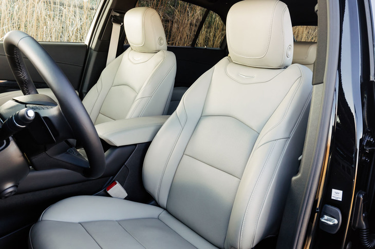 シートには全車共通で本革を採用。上位2グレードでは、前席にマッサージ機能やベンチレーション機能が備わる。