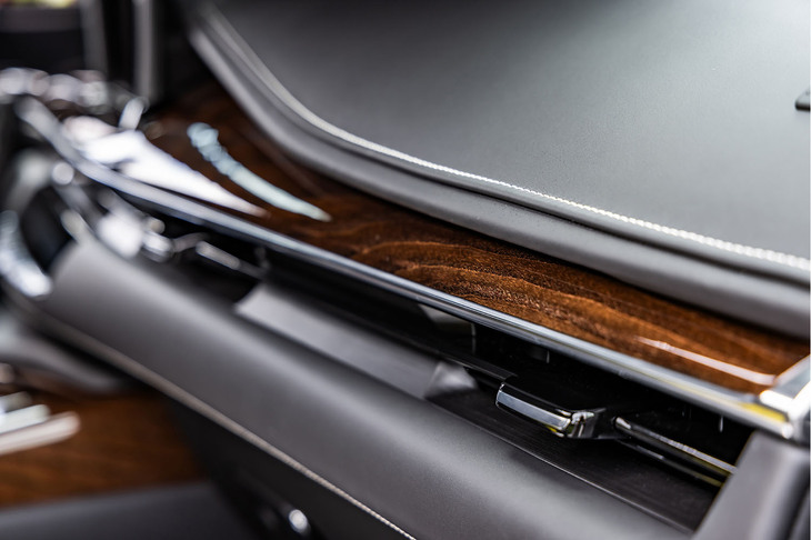 インテリアの精緻なつくり込みも今日のキャデラックの美点。レザーやウッドはいずれも本物で、職人の手になるステッチも美しい。