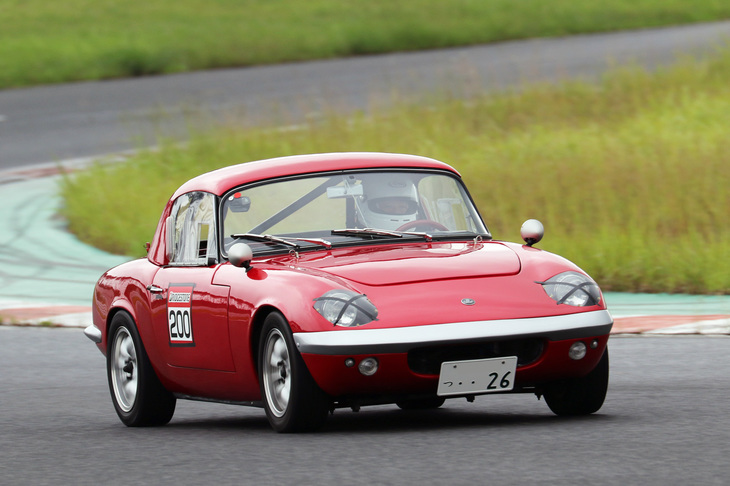 「ロータス・エランS1」。ヘッドライトを「26R」（レーシングエラン）風の固定式にモディファイしてある。