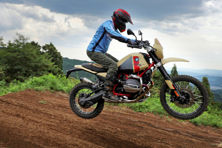 ジャンプ台で宙を舞う「R12 G/S」。着地のショックはストロークの大きなサスペンションが吸収。安定性も非常に高く、姿勢が乱れることもない。