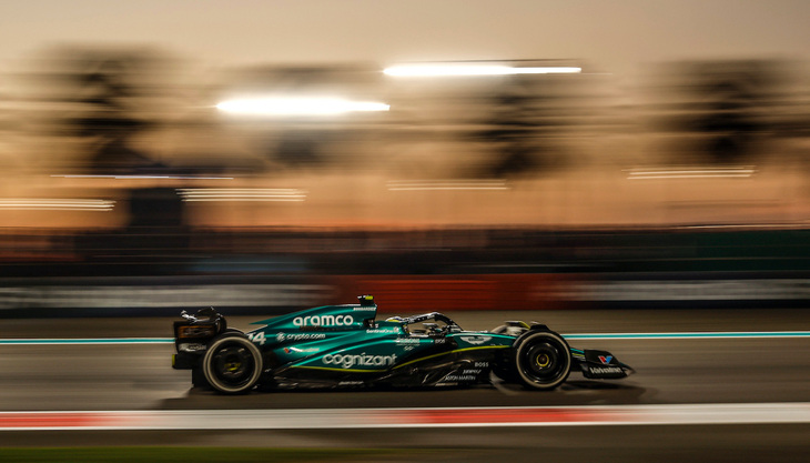 アストンマーティンのフェルナンド・アロンソ（写真）は7位フィニッシュ。シーズン前半の12戦で表彰台6回、ダークホースとして話題をさらったアストンマーティンだったが、後半におけるポディウムは2回にとどまり、マクラーレンの後塵（こうじん）を拝することが多くなった。最終戦ではアロンソが予選7位、ランス・ストロールは13位。レースでは終盤にアロンソが角田裕毅のアルファタウリを抜き7位、ストロールも10位に入り得点したものの、マクラーレンとのポイント差を詰めることはできずランキング5位で今シーズンを終えた。（Photo=Aston Martin）