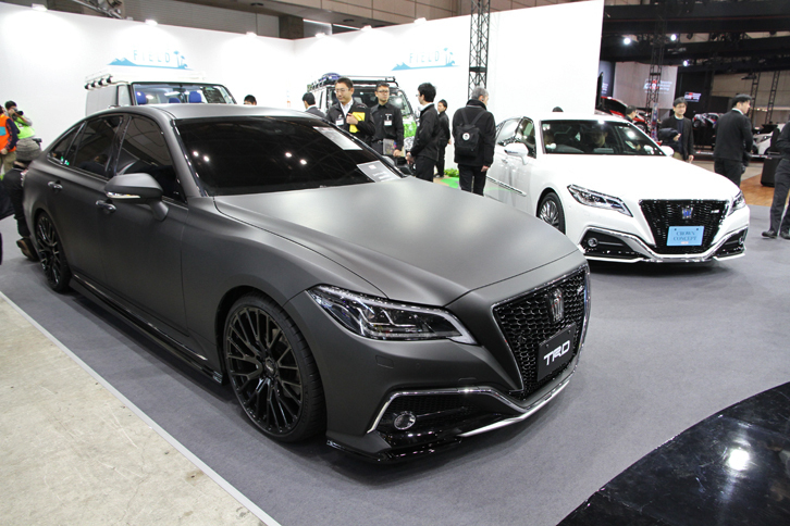 「クラウン コンセプト」。左はTRDによるカスタマイズ仕様、右はメーカー純正エアロパーツなどのオプションパーツを装着したもの。