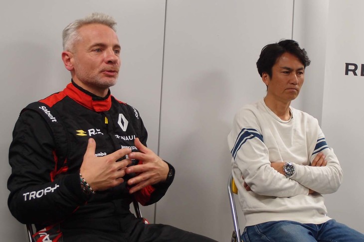 タイムアタックを振り返る2人のレーシングドライバー。写真左から、ロラン・ウルゴン氏と谷口信輝選手。