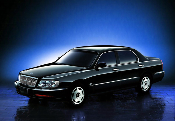 「ヒュンダイ・エクウス」
	三菱と共同開発し、1999年にデビューした高級セダン。三菱版は「プラウディア／ディグニティ」として翌年に発売されたものの販売が低迷し、1年ほどで生産終了。対照的にエクウスは好評で、2009年に2代目となった。映画に登場するのは初代モデル。