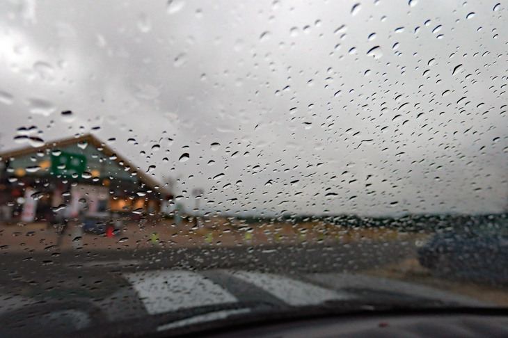 甲南PA（上り）にて、フロントウィンドウの雨滴を撮影。東京まで雨の中を走るのかと思うと……。