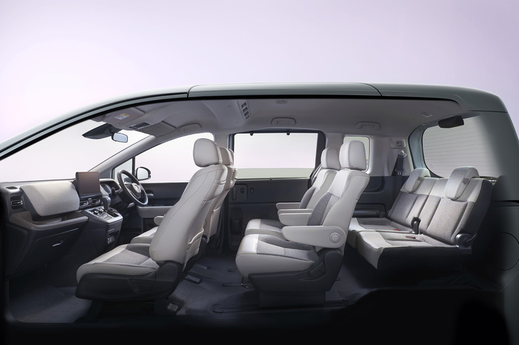 2列目にキャプテンシートを配置した6人乗りのキャビン。すべてのシートに、汚れにくい加工を施した表皮を採用している。