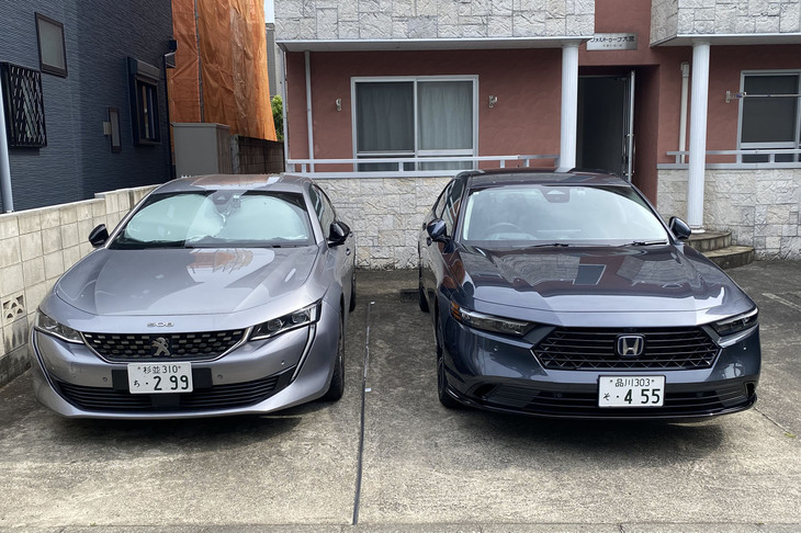 新型「アコード」（写真右）をわが愛車“ちょいワル特急”こと2019年式の「プジョー508 GT BlueHDi」（同左）と比べてみた。508はデイライムランニングランプやサイドの掘り込みなど、今どきっぽいデザインがちりばめられているが、アコードにそういうものはない。