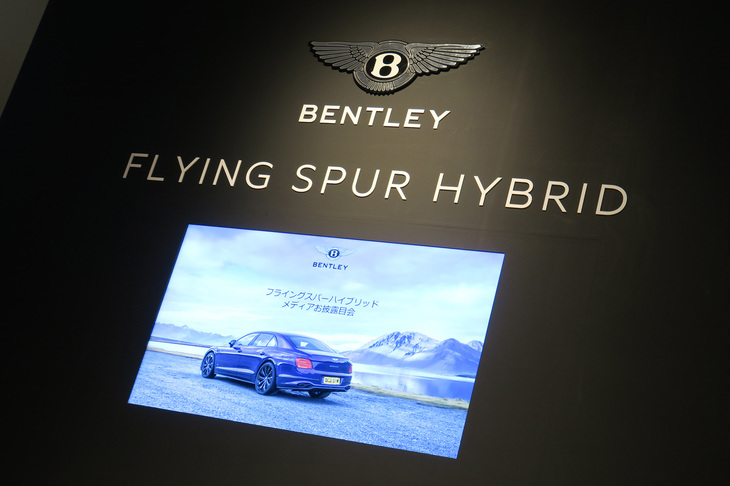 ベントレーは将来的に100％ EV（電気自動車）のブランドとなる予定で、2025年にはその第1段となるモデルの投入を予定。プラグインハイブリッド車にはそこへ向けた布石としての役割が課せられており、今回の「フライングスパー ハイブリッド」は、「ベンテイガ ハイブリッド」に続く第2弾のモデルとなる。