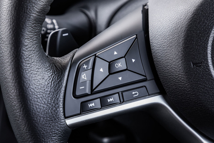 デリカミニTプレミアム（左側のステアリングホイールスイッチ）