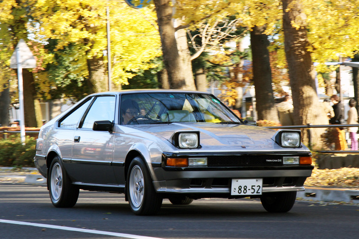 大学通りから第4会場である谷保第三公園に向かうさくら通りを行く1984年「トヨタ・セリカXX 2000GTツインカム24」。