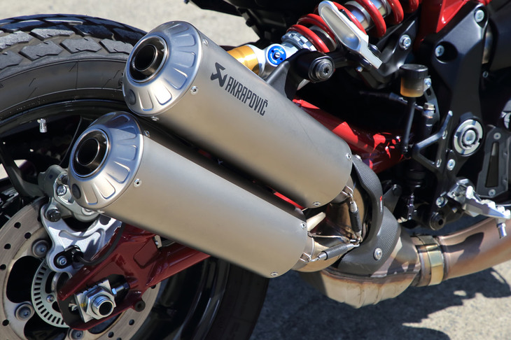 「FTR 1200 S」の「レースレプリカ」仕様には、アクラポヴィッチ製のスリップオンエキゾーストが標準装備される。