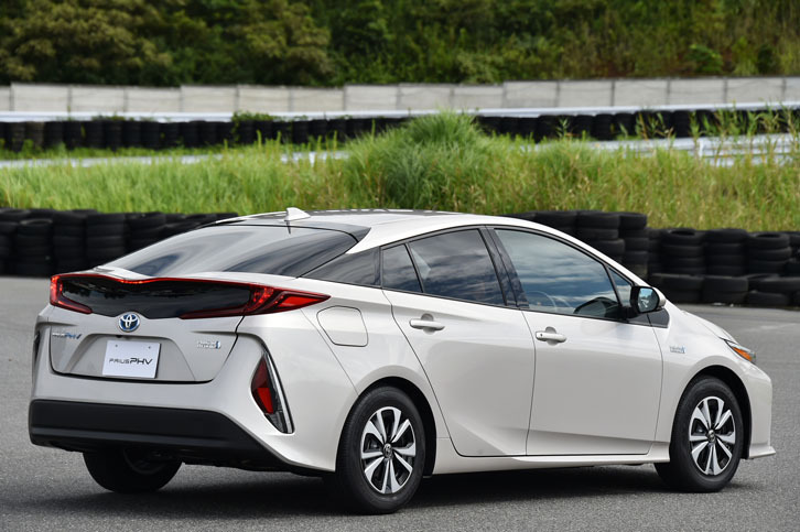 現行型「トヨタ・プリウス」のプラグインハイブリッド版たる新型「プリウスPHV」。2016年3月のニューヨーク国際オートショーでデビューした。