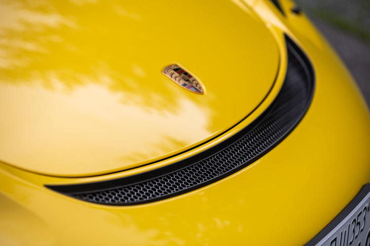 フロントフードの先端に設けられたエアアウトレット。走行中、バンパー下部のエアインテークから取り入れた空気をここから上方に排出することで、フロントのダウンフォースを向上させるという。