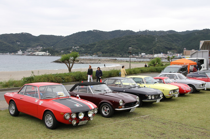 長浜海水浴場を背景に並んだ「ランチア・フルビア クーペ」「フィアット124スパイダー」「アルファ・ロメオ・ジュリア クーペ」「フィアット・アバルト750レコルトモンツァ」など1950～70年代のイタリア車。
