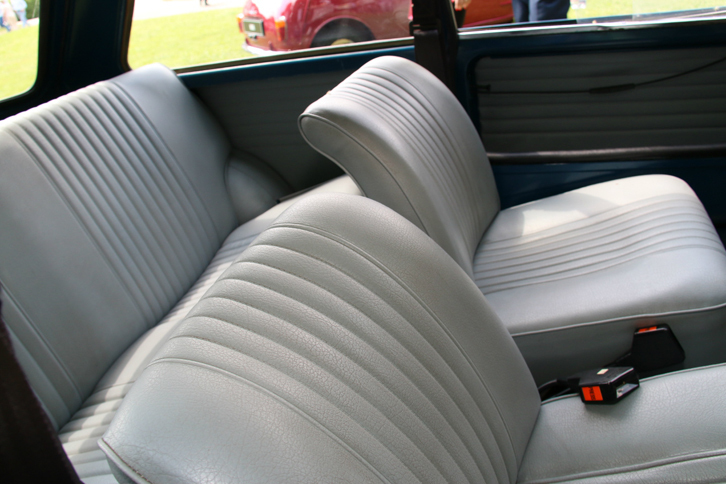 細部の意匠が簡略化されているのとは対照的に、シートは上級車並みに重厚な作り。設計者の思想が感じられる。