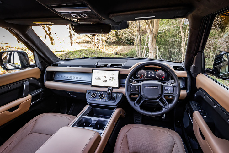 インストゥルメントパネルの基本デザインは現行モデルがデビューした2019年9月から変わらないが、サーフェスの素材変更やディスプレイ画面の大型化など、地道なアップデートが繰り返し行われている。