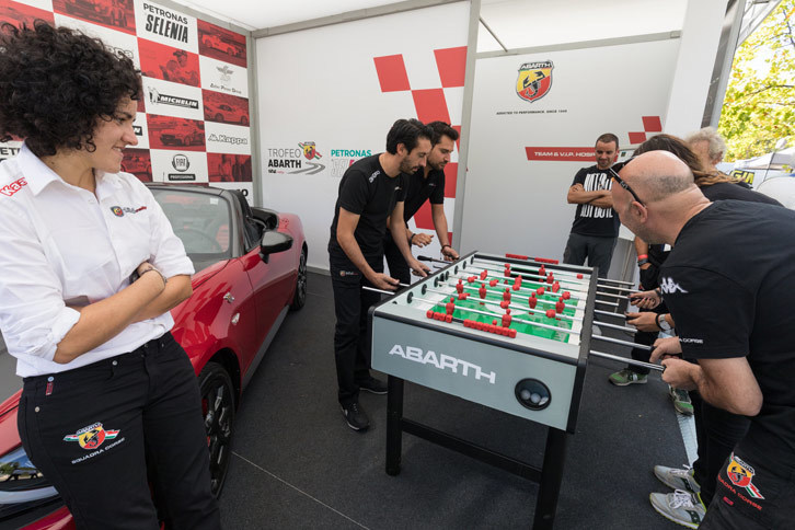 アバルトユーザーの選手や関係者、ゲストのために設置された、アバルトのホスピタリティーブース。そこら辺のイタ飯屋よりもおいしい料理が提供される。クルーを送り出すと暇になるメカニックは、もっぱら昼寝か、こうしてゲームで時間を潰す。