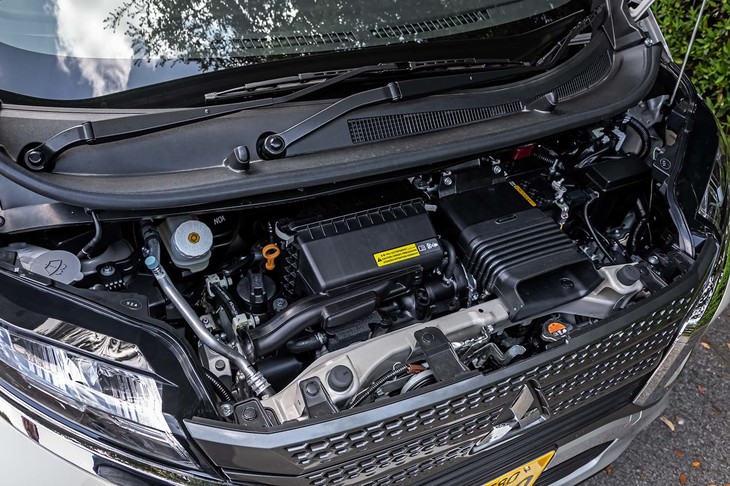 「eKクロスT」に搭載される0.66リッターの直3ターボエンジンは、最高出力64ps、最大トルク100Nmを発生。これに2kWの出力を持つ電気モーターとリチウムイオン電池を組み合わせたマイルドハイブリッドシステムが加わる。