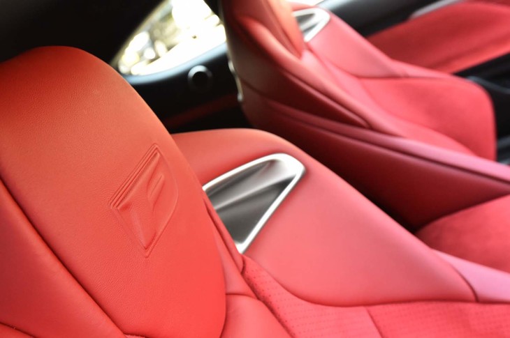 ハイバックスポーツシートのヘッドレストには“F”ロゴのエンボス加工が施されている。