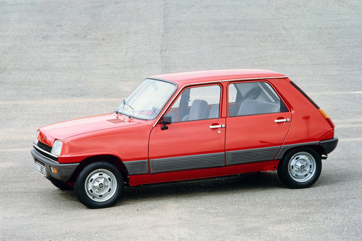 「ルノー5」
	1961年から販売されていた「ルノー4」をベースにして、個人ユースの若者をターゲットに開発されたのがルノー5。1972年にデビューし、シャープな面で構成されたハッチバックスタイルが世界中で人気となった。ミドに強力なエンジンを搭載したWRC用ホモロゲーションモデルの「5ターボ」も作られている。