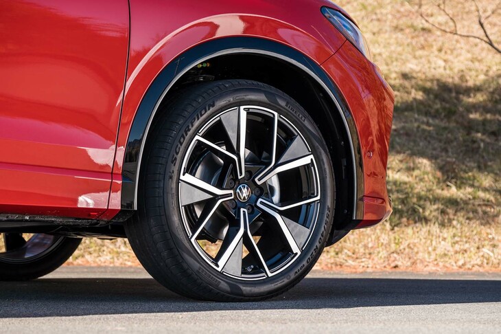 新型「ティグアン」のタイヤサイズはトリムグレードによって異なり、「アクティブ」では215/65R17、「エレガンス」では235/55R18、「Rライン」では255/40R20となる。