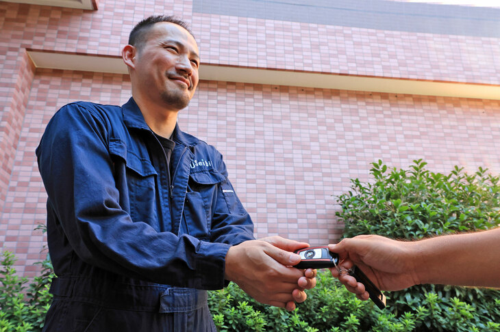 「BMW 320i」の点検に来てくれた、Seibiiカーオーナー事業部 カスタマーエクスペリエンスの山本貴大さん。