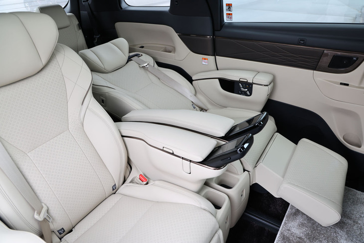 2列目シートには当然のように、前後スライドやリクライニング角度はもちろん、クッション部前端の高さやオットマンの角度・長さなどのフルパワー調整機能も備わっている。