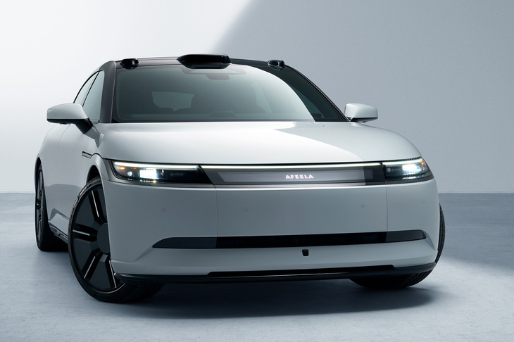 ホンダは2023年1月にソニーグループとの協業で新ブランド「アフィーラ」を設立。その量産型EV第1弾となる「アフィーラ1」（写真）は、2026年内に北米で販売をスタートし、2027年前半には国内でも発売という段階まできていたが、それもホンダが今回決断した電動化戦略見直しの影響で頓挫。2026年3月25日、第2弾モデルを含めた同シリーズの開発・発売中止が発表された。すでにアフィーラ1を予約している米国のカスタマーには、速やかに予約金の全額返金が行われるという。