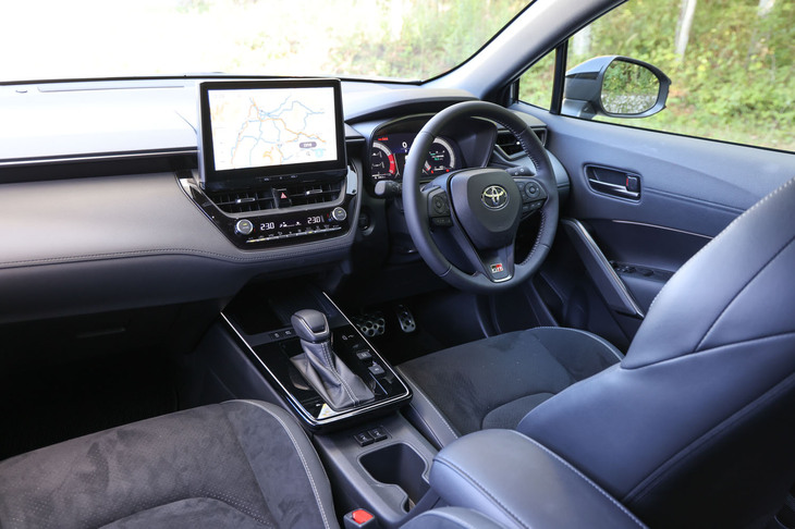 ブラックでコーディネートされた「カローラ クロスGRスポーツ」のインテリア。「スモークシルバーメタリック」の加飾をセンタークラスターやインパネオーナメント、エアコン吹き出し口ベゼル、ヒーターコントロールパネル、メータークラスター、インサイドドアハンドルなどに採用している。