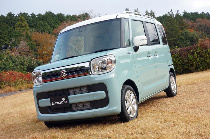 2017年12月に登場した現行型「スペーシア」。ACCの設定はないものの、衝突被害軽減ブレーキや誤発進（後進時対応）抑制制御などの予防安全装備を一通り完備。ヘッドアップディスプレイや3Dビュー機能付きの全方位カメラなど、その他の装備も充実している。