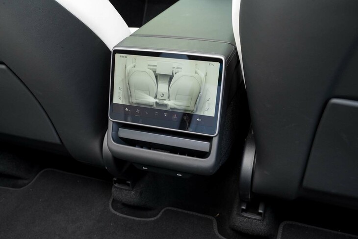 各種機能を直感的に操作できる、後席用タッチスクリーンも追加された。