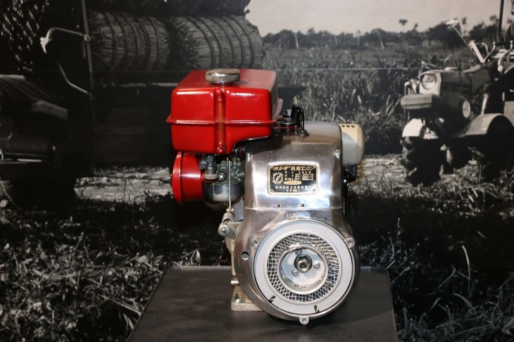 本田宗一郎の「ホンダの技術で農家の負担を軽減させたい」との思いから汎用（はんよう）エンジンも開発された。写真は1958年に発売された、空冷4ストロークの「VNC」エンジン。小型軽量で耕うん機などに簡単に取り付けられた。