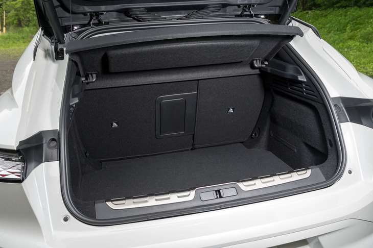 Cセグメントにしては大柄な車体の恩恵により、荷室には430リッターの容量を確保。床下にはパンク修理キットなどが収められている。