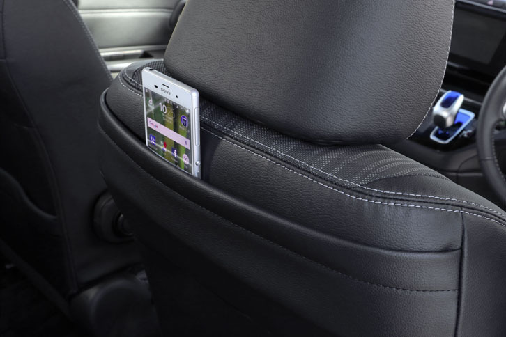 「フリード ハイブリッドEX」の前席背面には、小物の収納に便利な「シートバックアッパーポケット」が備わる。