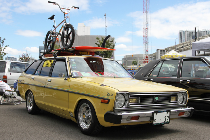 「ダットサン・サニー カリフォルニア」。1979年に4代目サニー（B310）に追加設定された、シリーズ初となる乗用ワゴン。4ナンバーのバンとは異なる、テールゲートが前傾した専用ボディーを持ち、車名からも明らかなようにアメリカ志向の雰囲気だった。