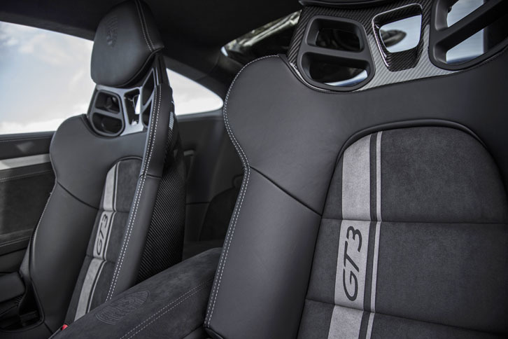 試乗車にはオプションのフルバケットシートが装着されていた。バックレストには「GT3ストライプ」が入り、ヘッドレストにはポルシェクレストがエンボス加工されている。