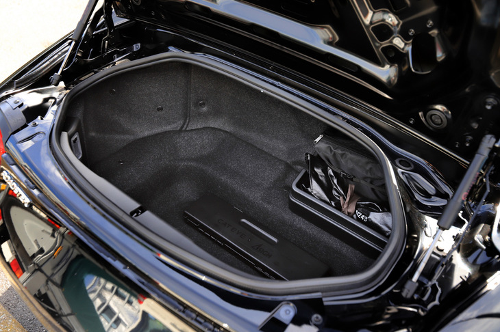 トランクルームの容量は、ソフトトップの「ロードスター」が130リッター、「ロードスターRF」が127リッター（マルチボックスの容量3リッターを除く）。ともに、航空機持ち込み可能なキャリーバッグ2個を収納できる。