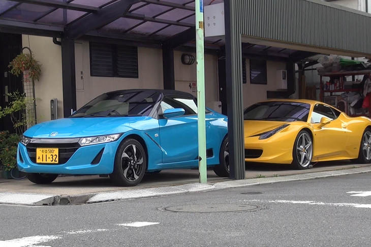 筆者のかつての愛車「ホンダS660」（左）と「フェラーリ458イタリア」（右）。