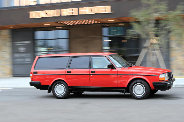 試乗車の「240ワゴン」は最終年式にあたる1993年型のエントリーグレード「タック」。グレード名のタック（TACK）は、スウェーデン語で「ありがとう」の意の単語に由来する。