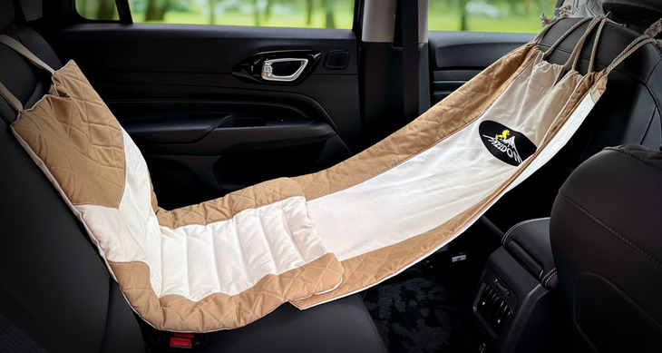 車内で使えるシートハンモック。