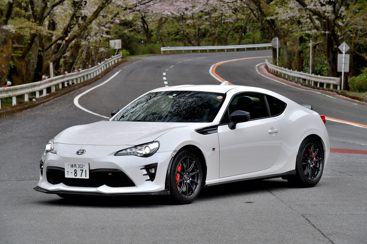 トヨタ86 GR
	ボディーサイズ：全長×全幅×全高＝4290×1790×1320mm／ホイールベース：2570mm／車重：1240kg／駆動方式：FR／エンジン：2リッター水平対向4 DOHC 16バルブ／トランスミッション：6段MT／最高出力：207ps（152kW）/7000rpm／最大トルク：212Nm（21.6kgm）/6400-6800rpm／タイヤ：（前）215/45ZR17 91Y／（後）235/45ZR17 97Y（ミシュラン・パイロットスポーツ4）／価格：496万8000円