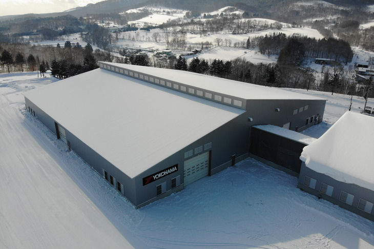 横浜ゴムの屋内氷盤旋回試験場。