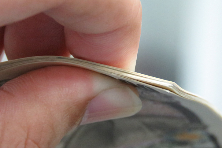 12枚の札を重ねてみました。意外と厚みがあります。これが「バイパー」の自動車税の厚みか……。