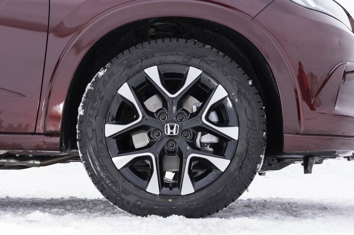 スタッドレスタイヤは「ブリザックVRX2」。ブリヂストンが北海道や北東北の主要都市における装着率の高さをうたう安心と信頼のブランドだ。