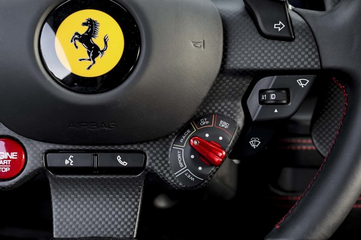 ステアリングホイールは従来モデルより小径化されている。そのセンターには、エンジンのスタートボタンと走行モードのセレクターが並ぶ。